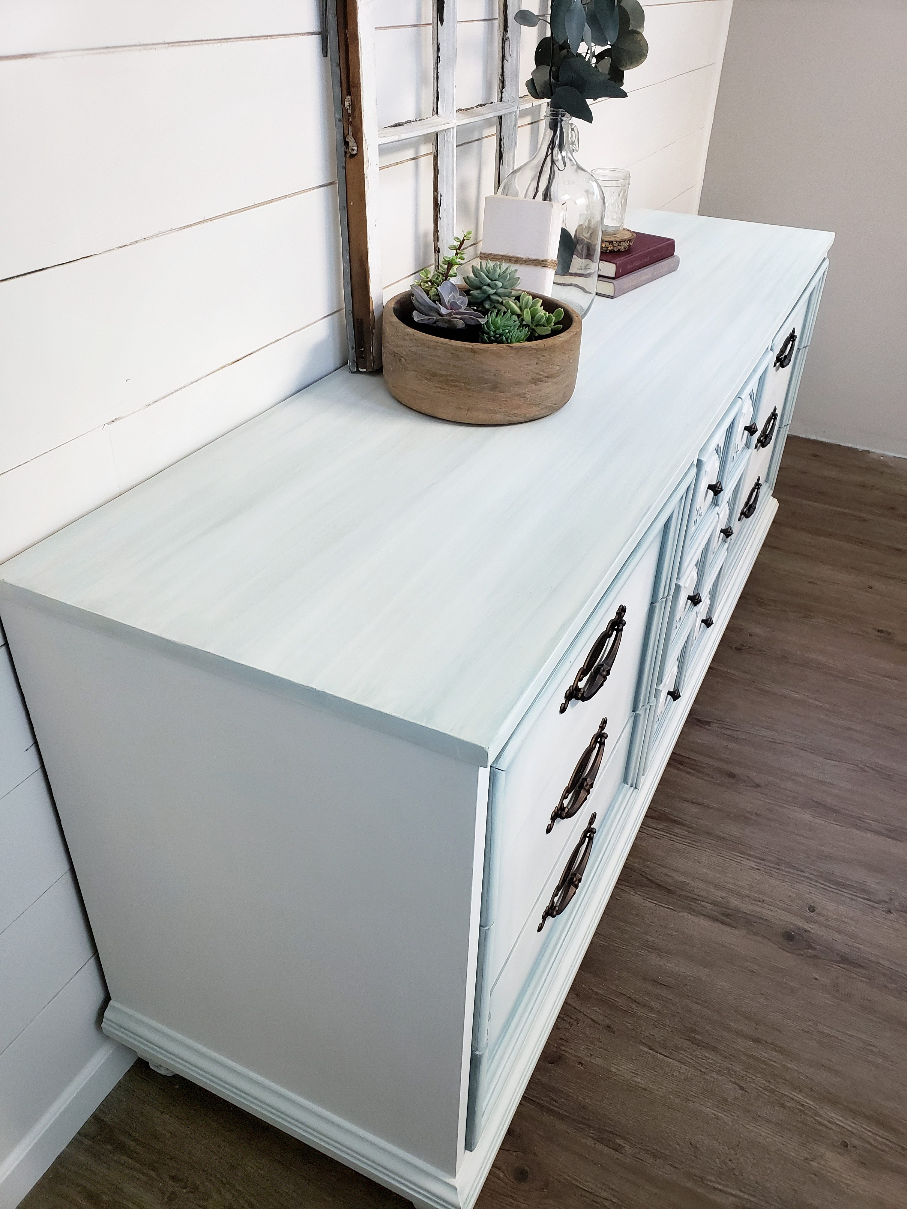 How to Blend Paint on a Dresser