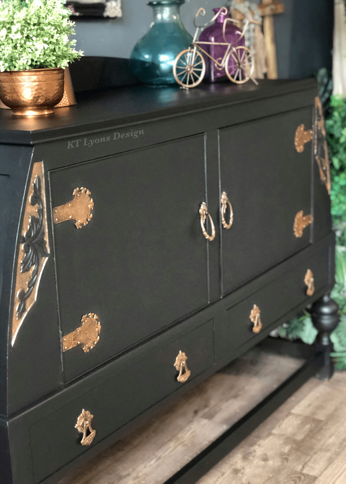 Perfectly smooth black painted furniture using Dixie Belle Caviar